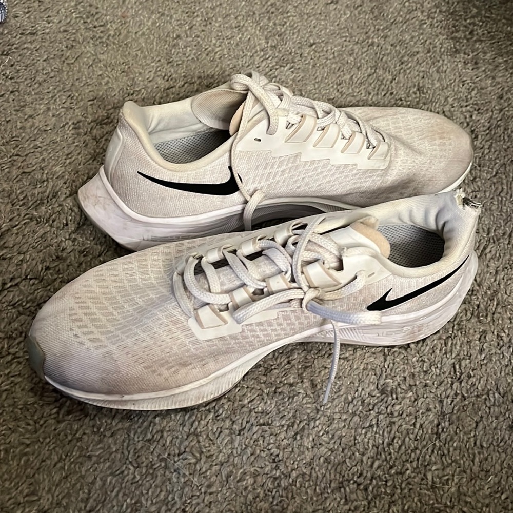 Nike size 9.5 white ZOOM
